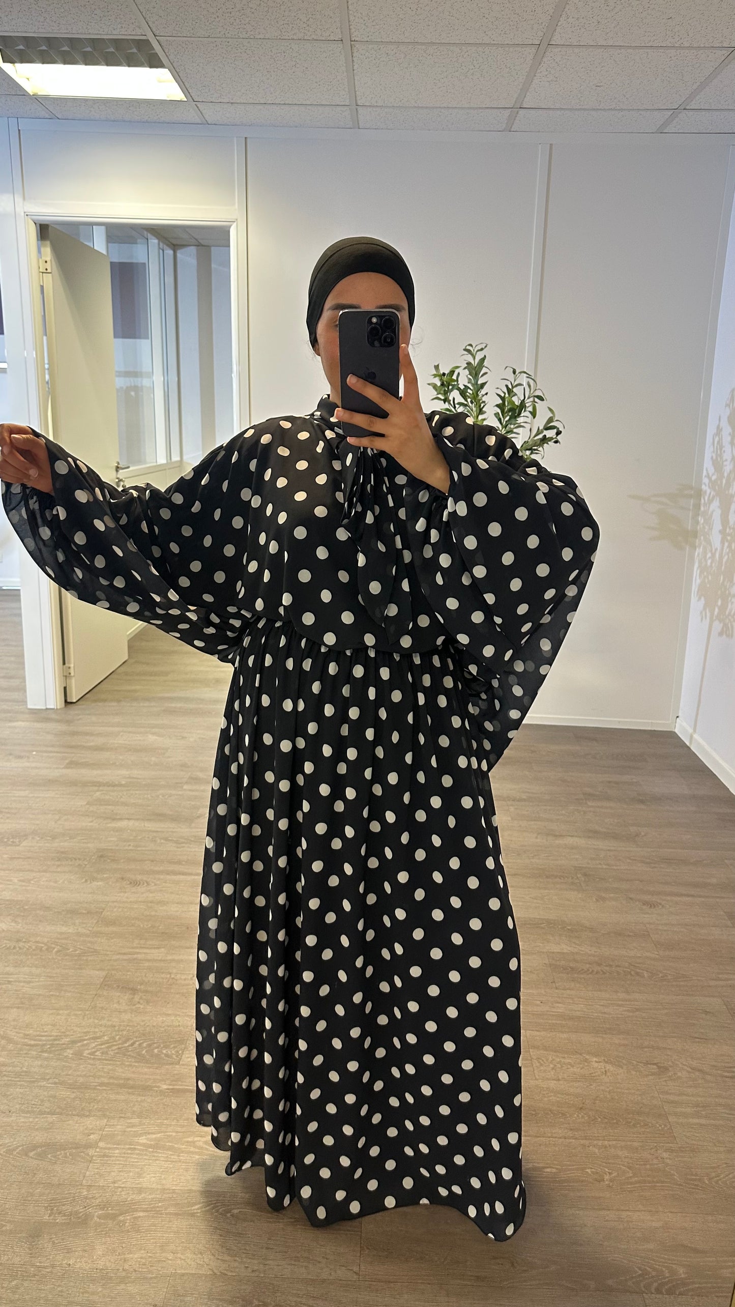 Ensemble avec jupe à pois.