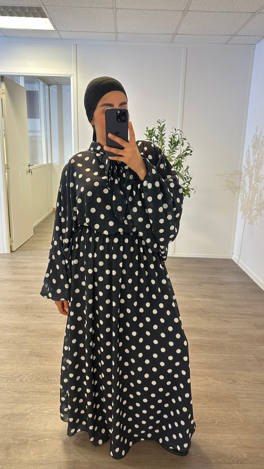Ensemble avec jupe à pois.