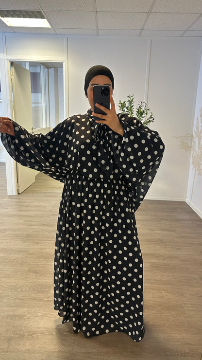 Ensemble avec jupe à pois.