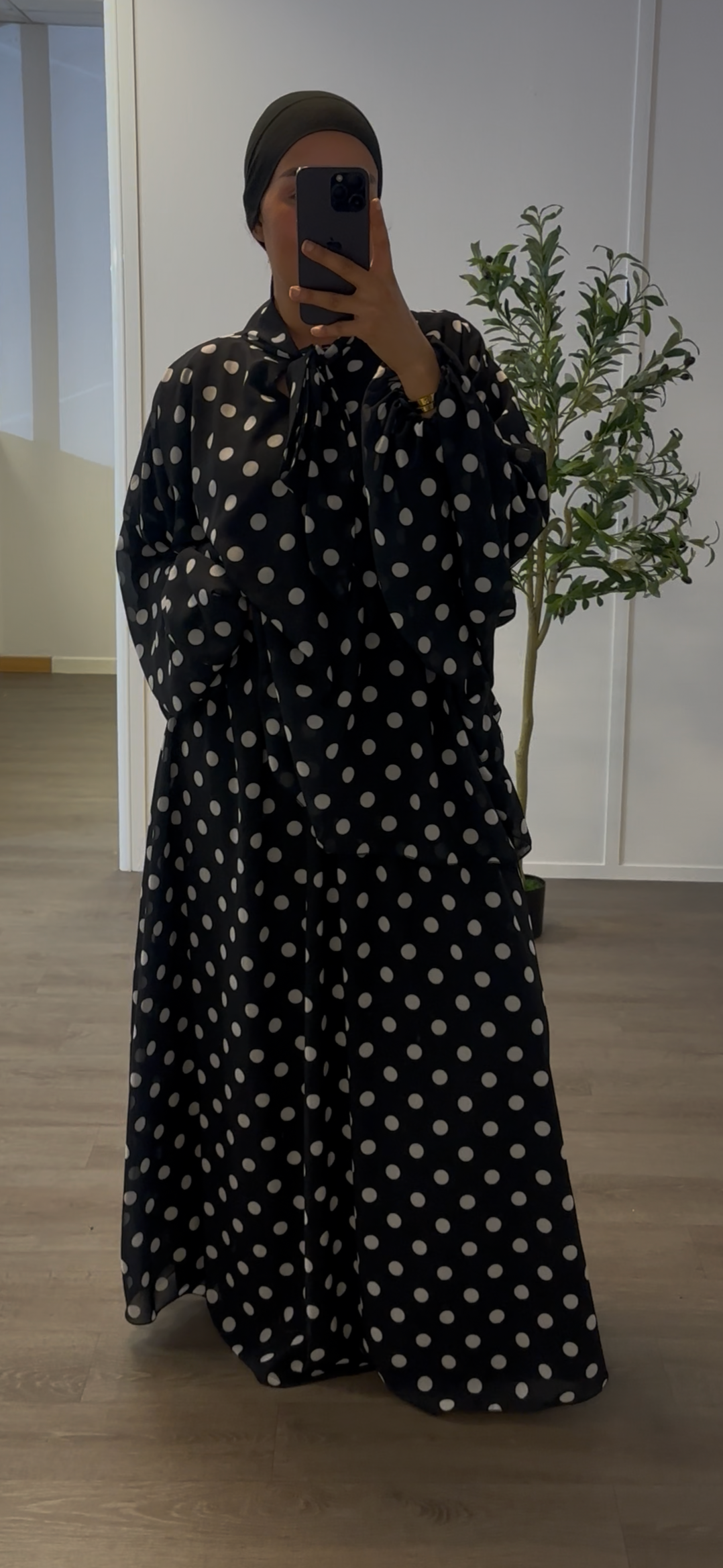 Ensemble avec jupe à pois.