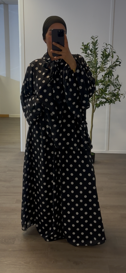 Ensemble avec jupe à pois.