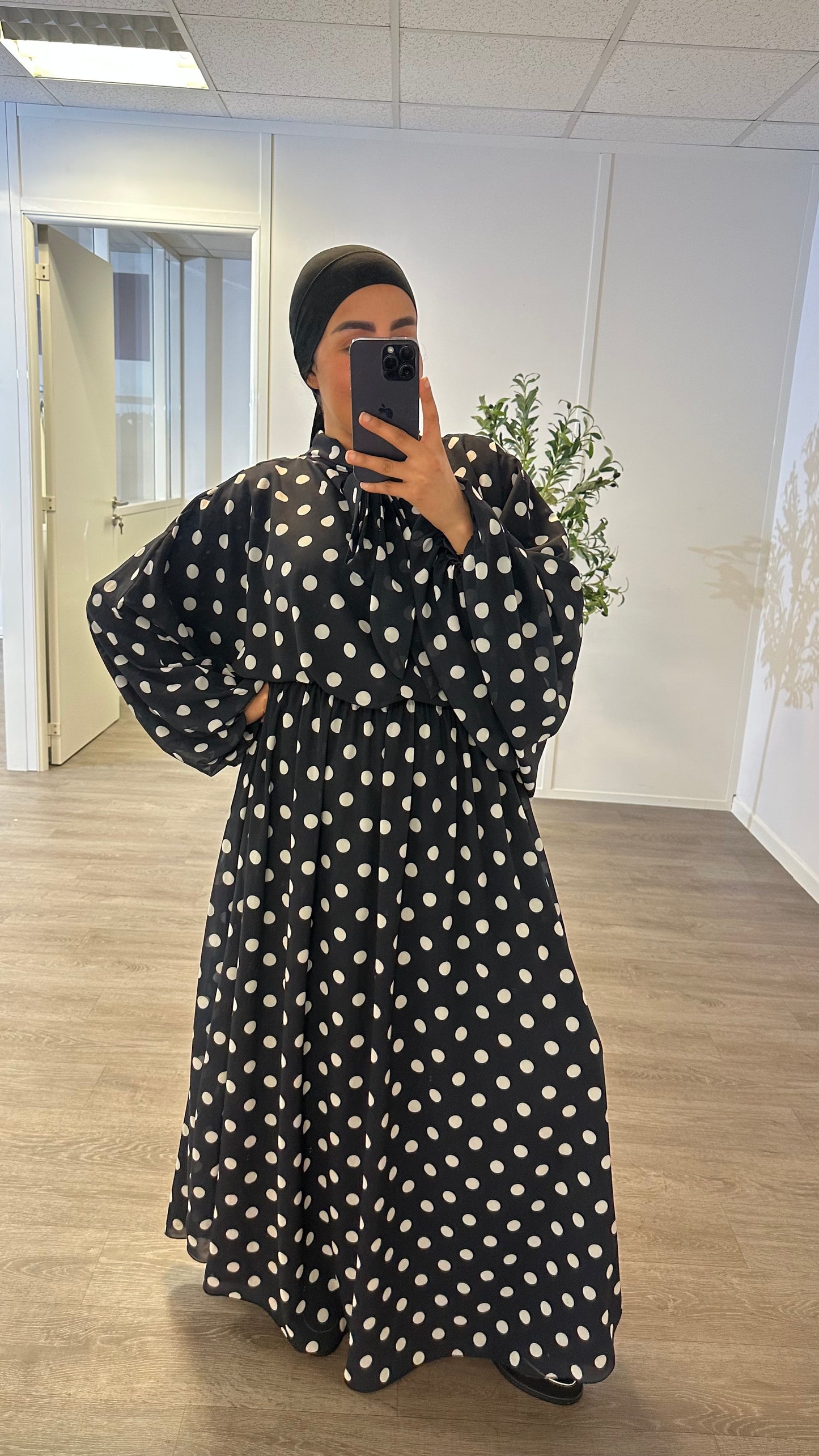 Ensemble avec jupe à pois.