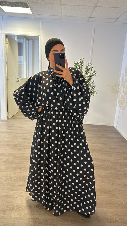 Ensemble avec jupe à pois.