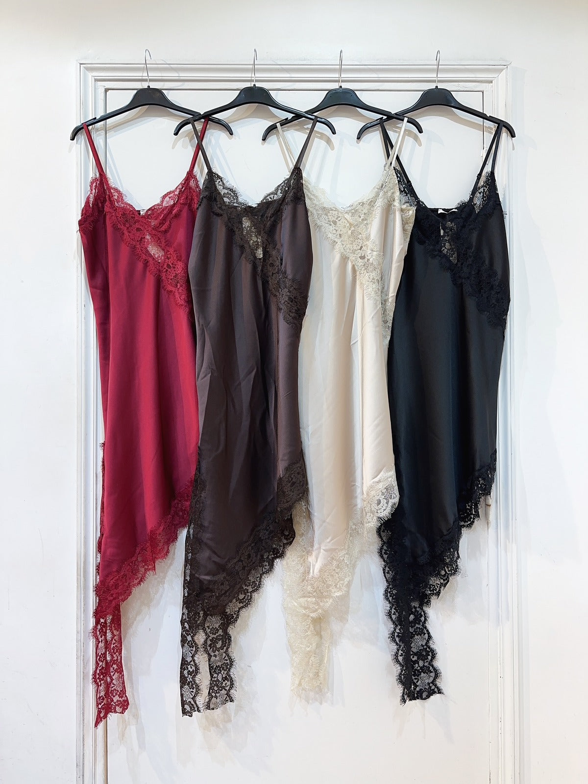 Robe dentelle asymétrique