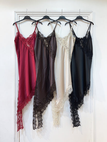 Robe dentelle asymétrique